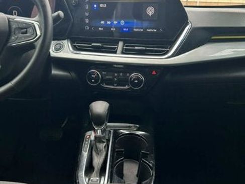 Used 2025 Chevrolet Trax LT w/ Driver Confidence Package image 8