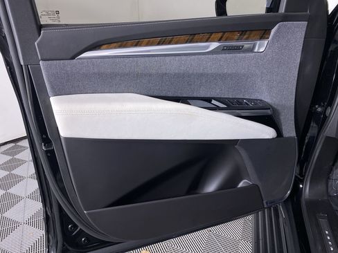 Certified 2025 Cadillac Escalade ESV Sport Platinum image 12