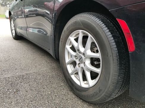 Used 2024 Chrysler Pacifica Touring-L image 13