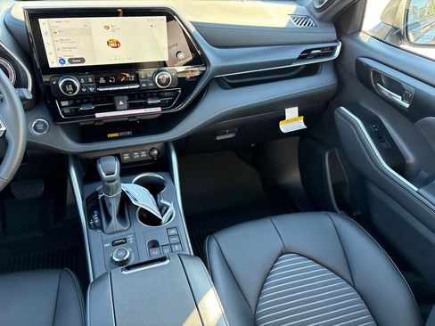 New 2025 Toyota Highlander XSE image 5