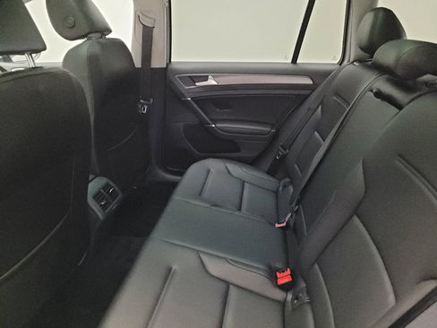 Used 2018 Volkswagen Golf SE image 18