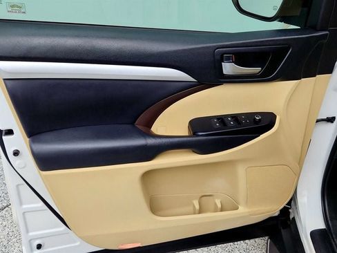 Used 2019 Toyota Highlander XLE AWD/4WD image 11