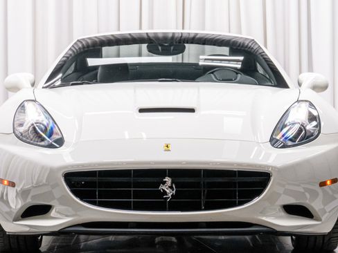Used 2014 Ferrari California image 39