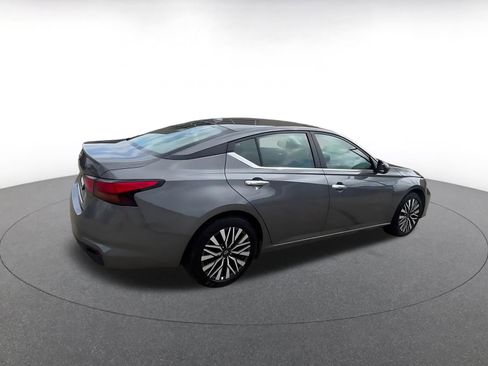 Used 2025 Nissan Altima 2.5 SV FWD image 17