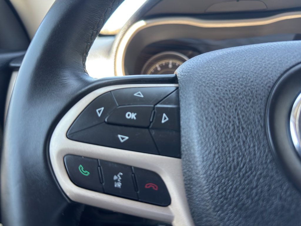 Used 2017 Jeep Cherokee Latitude FWD image 12