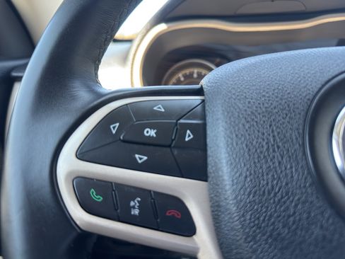 Used 2017 Jeep Cherokee Latitude FWD image 12