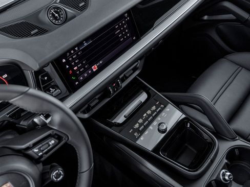 Certified 2026 Porsche Cayenne Coupe image 29