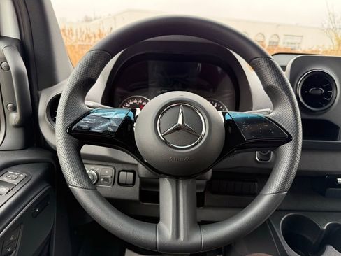 Used 2025 Mercedes-Benz Sprinter 2500 image 17
