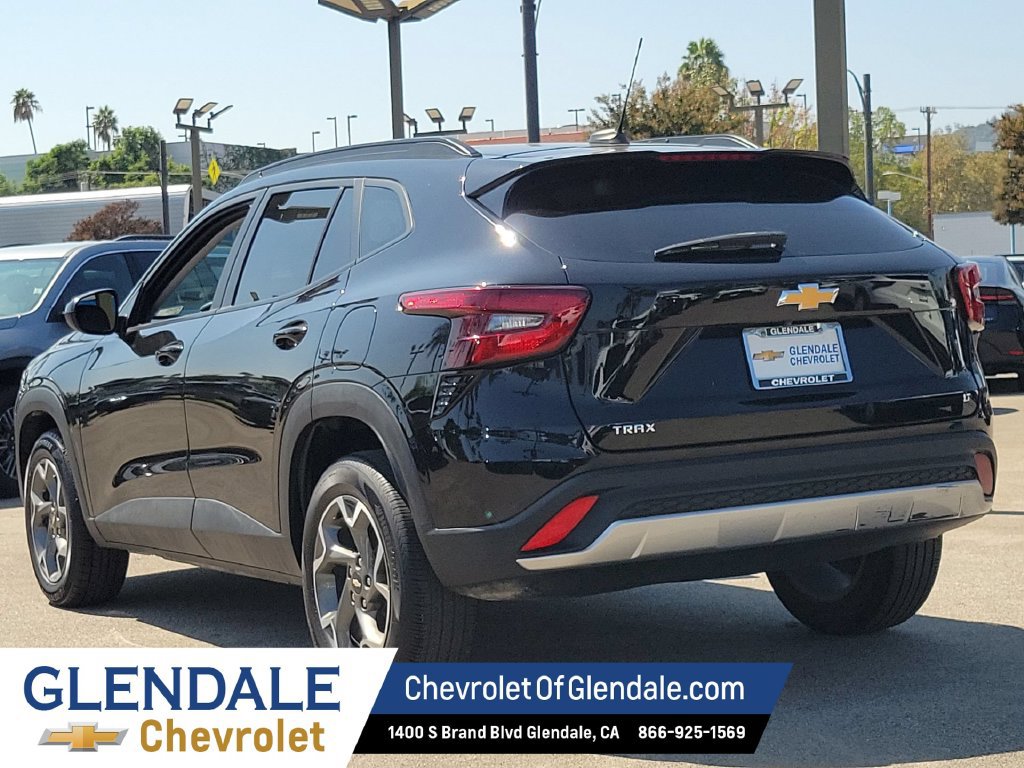Used 2025 Chevrolet Trax LT FWD image 5