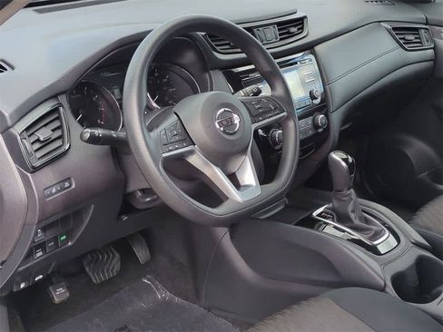 Used 2017 Nissan Rogue S image 2