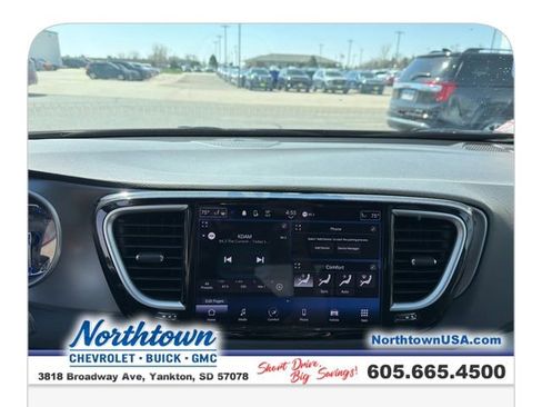 Used 2023 Chrysler Pacifica Touring-L image 16