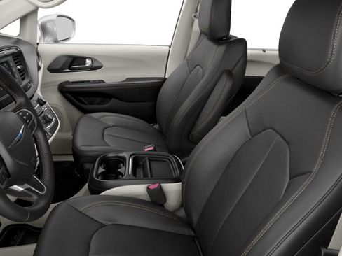 Used 2017 Chrysler Pacifica Touring-L Plus FWD image 12