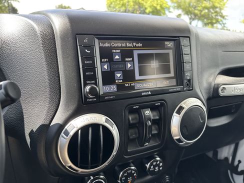 Used 2016 Jeep Wrangler Unlimited Rubicon AWD/4WD image 21