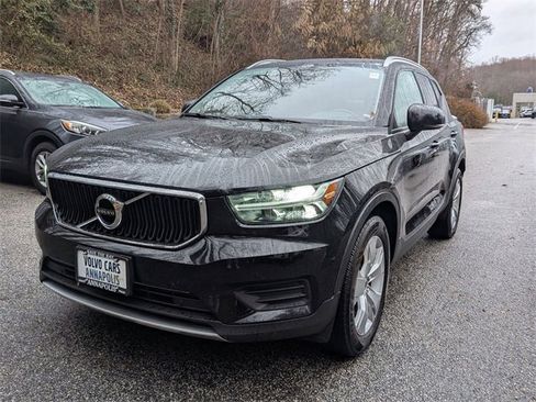 Used 2020 Volvo XC40 T4 Momentum image 3