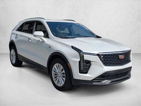 Used 2024 Cadillac XT4 Luxury w/ Cold Weather Package FWD image 3