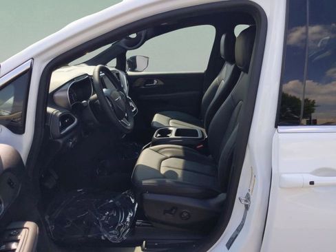 New 2026 Chrysler Pacifica Select image 10