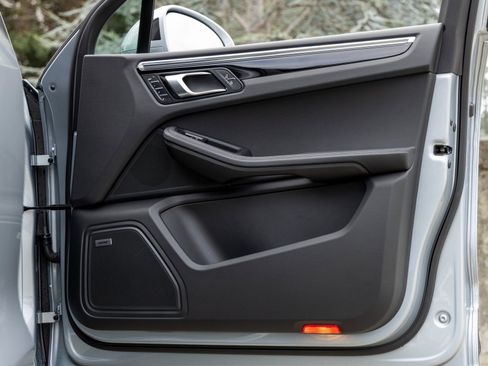 Certified 2025 Porsche Macan image 50