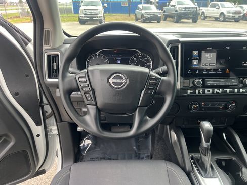 Used 2025 Nissan Frontier SV RWD image 30