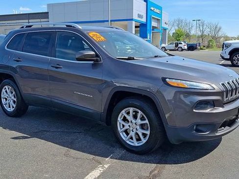 Used 2018 Jeep Cherokee Latitude Plus AWD/4WD image 2