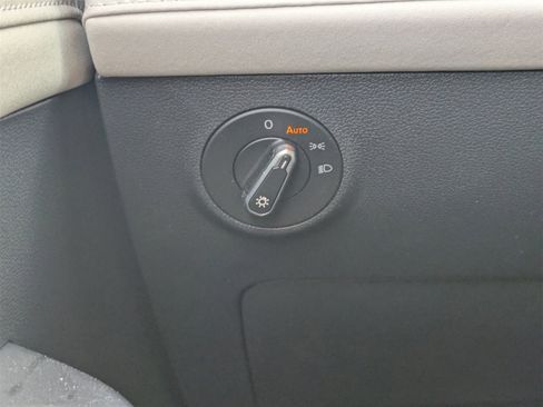 Used 2025 Volkswagen Taos SE w/ Panoramic Sunroof Package image 31