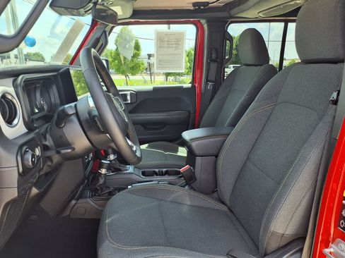 Used 2025 Jeep Wrangler Unlimited Sahara AWD/4WD image 15