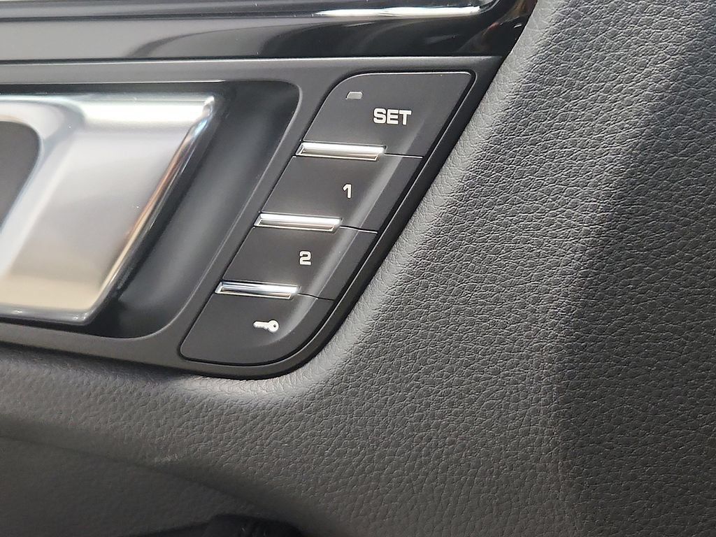 Certified 2026 Porsche Macan AWD/4WD image 24