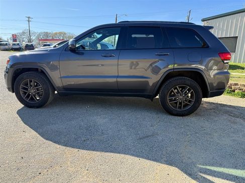 Used 2017 Jeep Grand Cherokee Laredo image 2