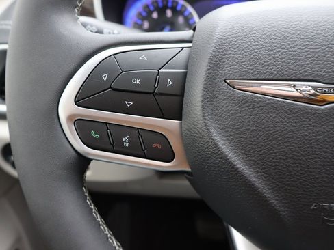 Used 2022 Chrysler Pacifica Limited image 6