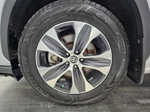 Used 2020 Toyota Highlander XLE AWD/4WD image 9