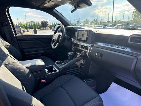 Used 2025 Toyota Tacoma SR5 AWD/4WD image 25