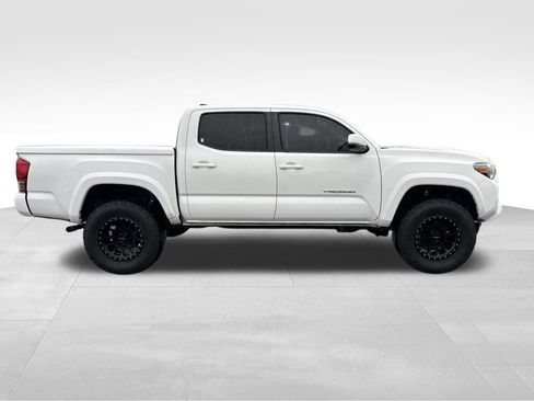 Used 2017 Toyota Tacoma TRD Sport image 10