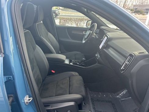 Certified 2025 Volvo XC40 B5 Plus AWD/4WD image 15