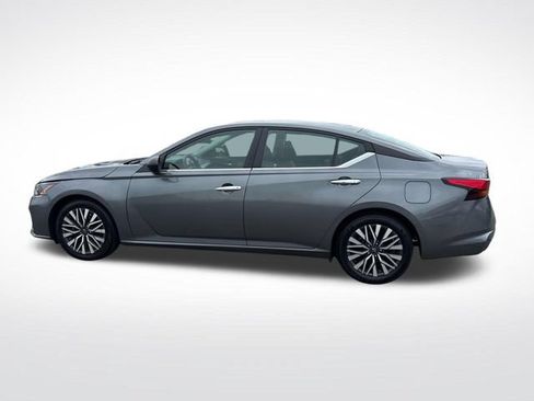 Used 2024 Nissan Altima 2.5 SV FWD image 2