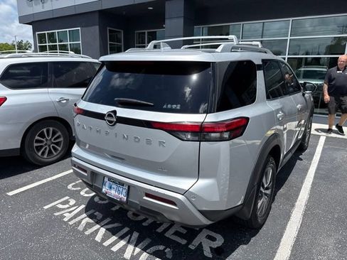 Used 2023 Nissan Pathfinder SL FWD image 8