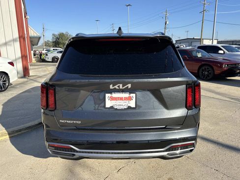 Used 2023 Kia Sorento S image 6