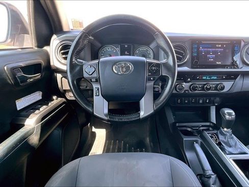 Used 2016 Toyota Tacoma TRD Off-Road w/ Premium & Technology Package AWD/4WD image 9