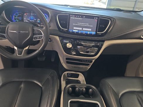 Used 2023 Chrysler Pacifica Touring-L FWD image 4