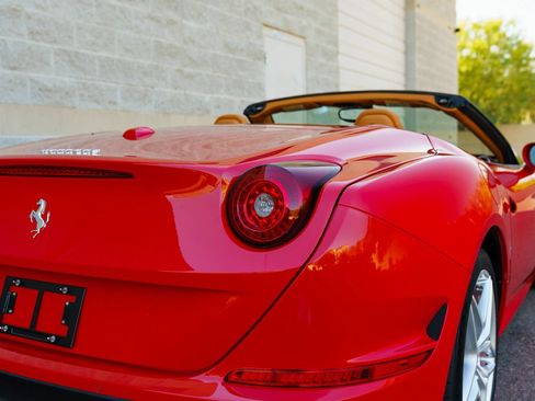 Used 2015 Ferrari California T RWD image 87