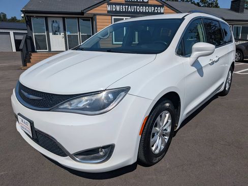 Used 2020 Chrysler Pacifica Touring-L FWD image 2
