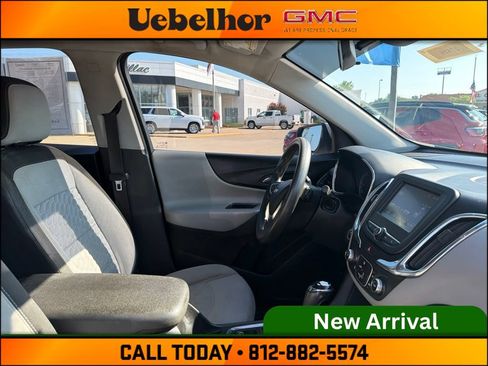 Used 2018 Chevrolet Equinox LT FWD image 2