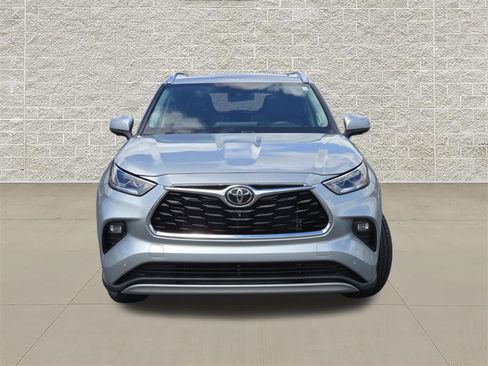 Used 2024 Toyota Highlander Platinum AWD/4WD image 2