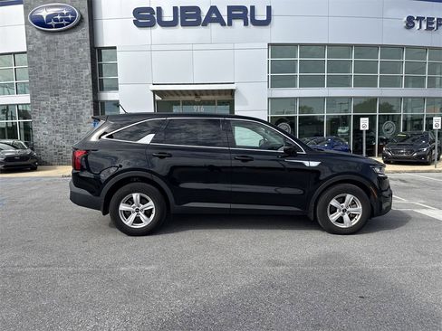 Used 2023 Kia Sorento LX image 9