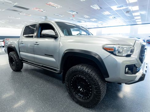 Used 2019 Toyota Tacoma TRD Off-Road AWD/4WD image 4
