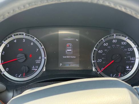 Used 2020 Toyota Highlander LE FWD image 11