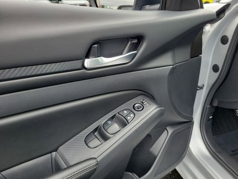 Used 2025 Nissan Altima 2.5 SV FWD image 18
