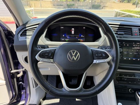 Used 2023 Volkswagen Tiguan SE w/ Panoramic Sunroof Package FWD image 18