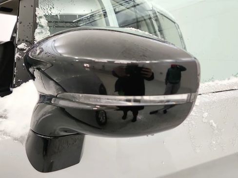 Used 2024 Chrysler Pacifica Touring-L image 18