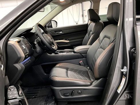 Used 2025 Nissan Pathfinder Platinum image 21