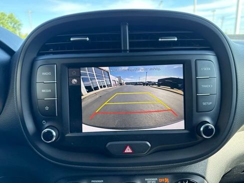 Used 2025 Kia Soul LX w/ LX Technology Package FWD image 19