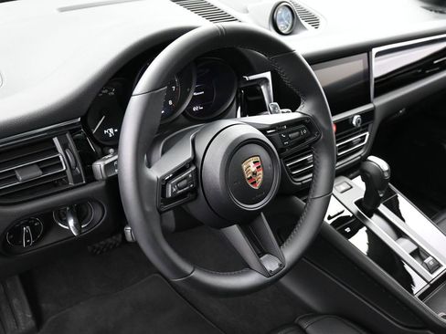 Certified 2025 Porsche Macan image 17